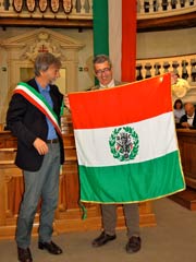 Filippo Fossati, presidente Uisp, riceve il tricolore da Graziano Delrio - Foto di Federica Imbrogli