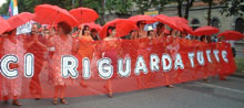Gli ombrelli rossi del Comitato delle lucciole alla manifestazione 'Se non ora, quando?'