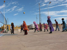 Una partita di pallavolo con la Uisp nei campi saharawi