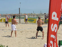 Una partita delle finali di beach tennis che si sono giocate il 25 maggio a Marina Romea, in provincia di Ravenna