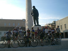 Un gruppo di partecipanti al raduno di bici d'epoca nella piazza di Lugo