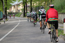 Ciclisti lungo il percorso della gran fondo Uisp 'Le cime di Romagna', partita da Faenza il 13 aprile