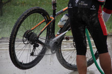 Tra le buone pratiche messe in atto durante il raduno di mtb la raccolta e l'uso dell'acqua piovana per la ulizia delle biciclette