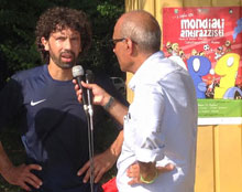 Damiano Tommasi intervistato da Carlo Paris "a bordo campo" durante una partita dei Mondiali Antirazzisti