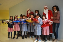 17 dicembre: I Babbi Natale dello Sci club Guastalla inseme ai bambini della scuola elementare di Caldarola (Macerata)
