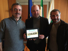 Stefano Bonaccini, al centro, con Vincenzo Manco e Mauro Rozzi lancia la campagna #CorroPer
