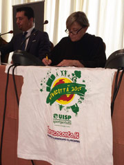 Silvana Cavalchi, presidente Uisp Reggio Emiila, con la maglietta di Vivicittà 2015