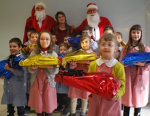 17 dicembre: bambini della scuola di Caldarola con i regali consegnati dai Babbi Natale dello Sci club Guastalla