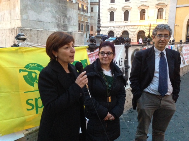 Roberta Agostini e Filippo Fossati, insieme a Daniela Conti, Uisp, davanti a Montecitorio