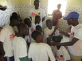 Escursione a Baouth: gli insegnanti illustrano agli allievi delle scuole primarie alcune regole esposte nel punto di assistenza sanitaria del villaggio