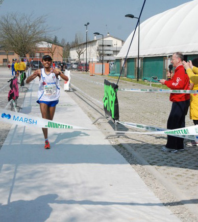 Yassine El Fathaoui vince la ViviCittà Parma,disputata sulla distanza dei 12000 mt,con il tempo di 39:18;