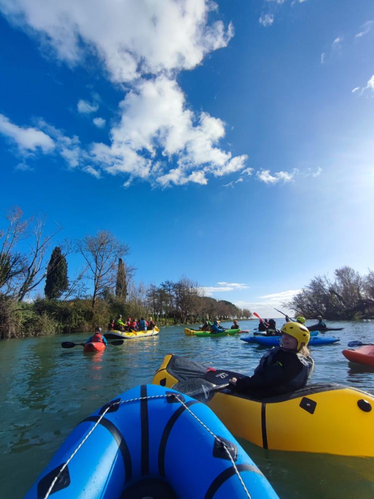 Packraft e gommoni in una giornata di sole