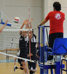 Un arbitro Uisp durante un match di pallavolo