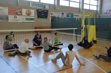 Un'azione di sitting volley, attività sperimentata da tutti alle finali giovanili di Cesenatico
