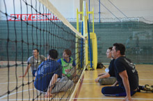 Un'azione di sitting volley, attività sperimentata da tutti alle finali giovanili di Cesenatico