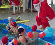 A Lugo l'arrivo di Babbo Natale in piscina