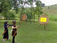 Bambini alle prese con arco e frecce