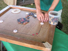 La preparazione di un tavolo di carrom - Foto di Andrea Perugino