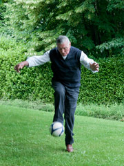 Osvaldo Fattori, mediano dell'Inter, nel giardino della sua casa di Appiano Gentile - Foto di Matteo Angelini
