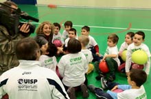 La giornalista Rai Simonetta Martellini con i bambini del progetto 'Muiltisport'