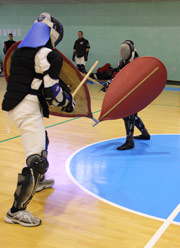Un combattimento di spada e imbracciatura ai campionati nazionali di scherma antica