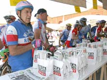 Il rifornimento al Giro di Romagna - Foto di Roberto Beretta