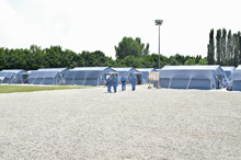 Operatori della Protezione Civile in una tendopoli emiliana - Foto di Matteo Angelini