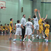 L'inizio della partita di basket per bambini nell'edizione 2011 di "Un canestro fra deserto e favelas"