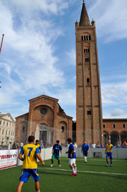 La "gabbia" tre contro tre in piazza Saffi
