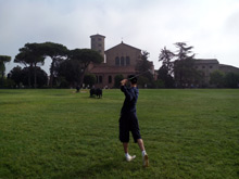 Con la Uisp, una partita a golf nel prato di fronte alla basilica di Sant'Apollinare in classe, nell'edizione 2012 di Urban golf