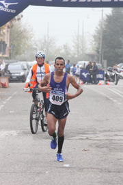 Mohamed Hajjy, primo al traguardo della gara maschile nel 36° Memorial Cardinelli, il 27 ottobre