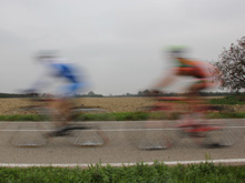 Due ciclisti sul circuito tra i campi di Mordano (Bo)