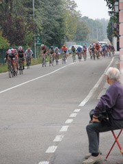 In attesa del passaggio del gruppo