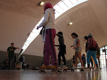 L'operatore Uisp Enrico Ragazzi con gli studenti di Reggio Emilia alle prese con lo skate
