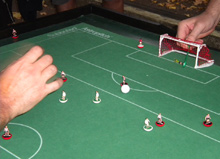 Una partita di Subbuteo durante l'edizione 2013 di "Tutto molto bello"