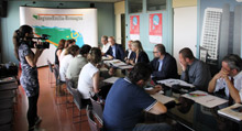 Il tavolo dei relatori e dei giornalisti alla conferenza stampa di presentazione dei Mondiali Antirazzisti, il 27 giugno a Bologna