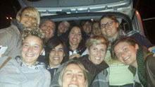 Gli scatti delle giocatrici che testimoniano il car sharing per arrivare al campo di gioco