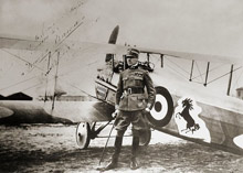 L'aviatore Francesco Baracca, medaglia d'oro al valore militare, accanto al suo caccia Spad S.XIII con il cavallino rampante