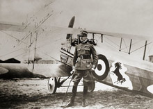 L'aviatore Francesco Baracca, medaglia d'oro al valore militare, accanto al suo caccia Spad S.XIII con il cavallino rampante