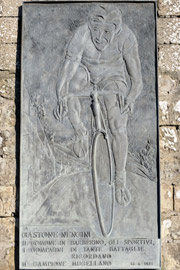 Il monumento a Gastone Nencini sul passo della Futa