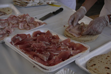 La preparazione delle piadine per il 'pasta party', farcite con porchetta o crudo