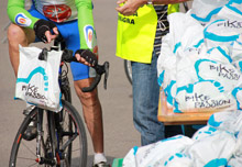 Il pacco gara distribuito a tutti i ciclisti all'arrivo del Giro della Romagna