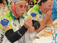 Al pasta party allestito all'arrivo della gran fondo un piatto completo, dalla pasta al dolce. Oltre ai ciclisti il pranzo è stato offerto anche alle famiglie e agli accompagnatori