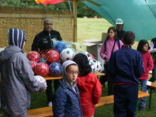 La consegna di materiali sportivi da parte del Real Lugo Dieci Decimi a una scuola calcio abruzzese nel 2009