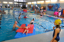 Alla piscina Cavina di Borgo Panigale, a Bologna, il sabato mattina con l'attività di gioco in acqua Primi Passi - Foto di Matteo Angelini
