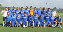 La formazione del Gs Oiki che indossa le maglie del Chelsea