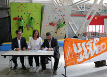 Da sinistra: Virginio Merola, Paola Gazzolo e Mauro Rozzi firmano il protocollo sulla sostenibilità degli eventi sportivi