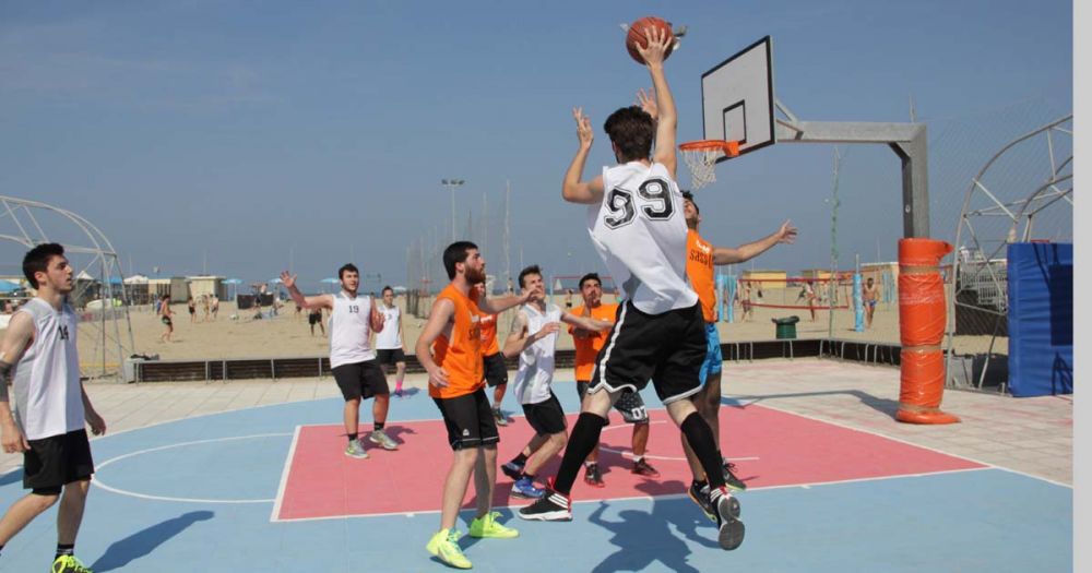 Basket d'amare sulla spiaggia di Cesenatico, sport e mare