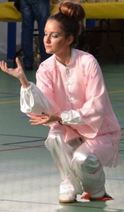 Sara Benfenati colta nell'esecuzione di un esercizio di wushu kung fu