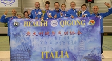 La squadra della nazionale italiana Health qigong association festeggia la vittoria